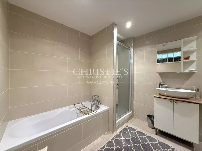 Image No.24-7 Bed House for sale