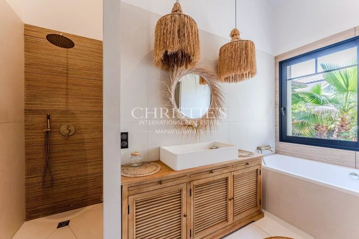 Image No.17-5 Bed House for sale