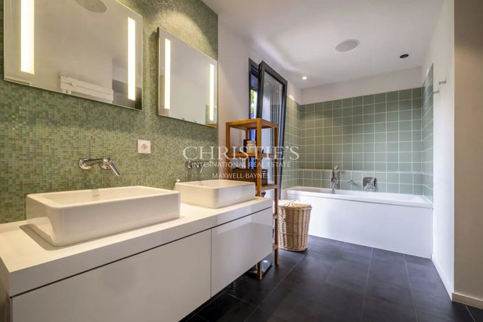 Image No.6-5 Bed House for sale