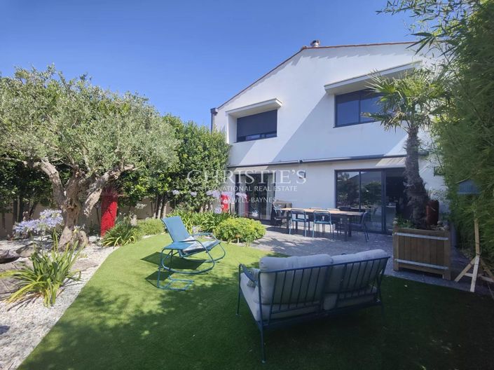 Image No.2-4 Bed House for sale