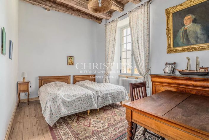 Image No.24-6 Bed House for sale