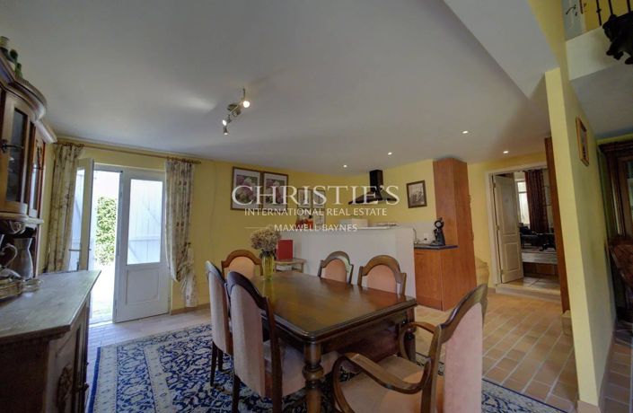 Image No.8-5 Bed House for sale