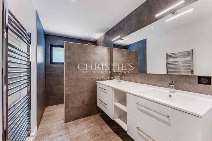 Image No.18-5 Bed House for sale