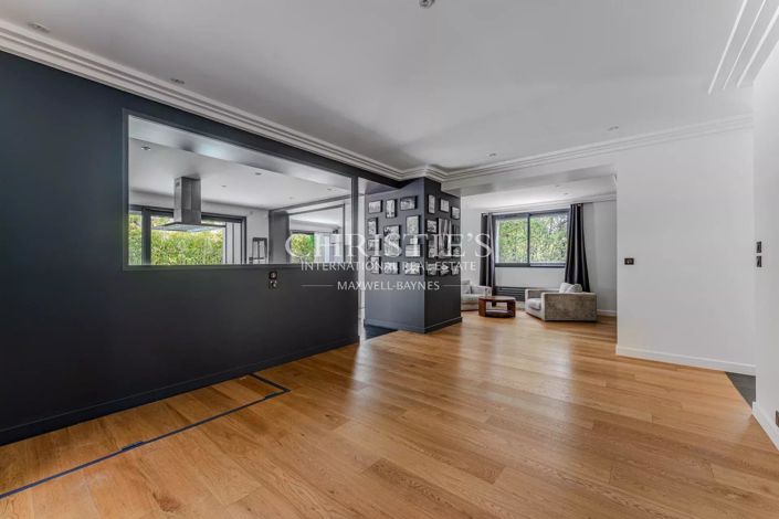 Image No.8-5 Bed House for sale