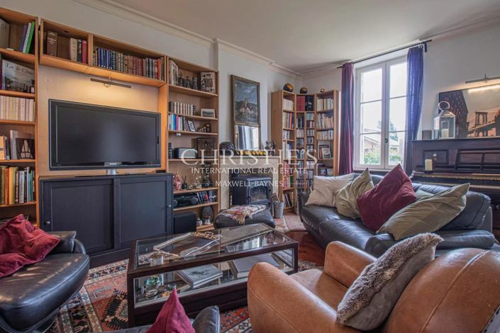 Image No.8-8 Bed House for sale