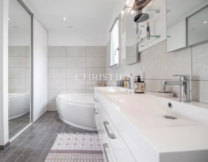 Image No.15-9 Bed House for sale