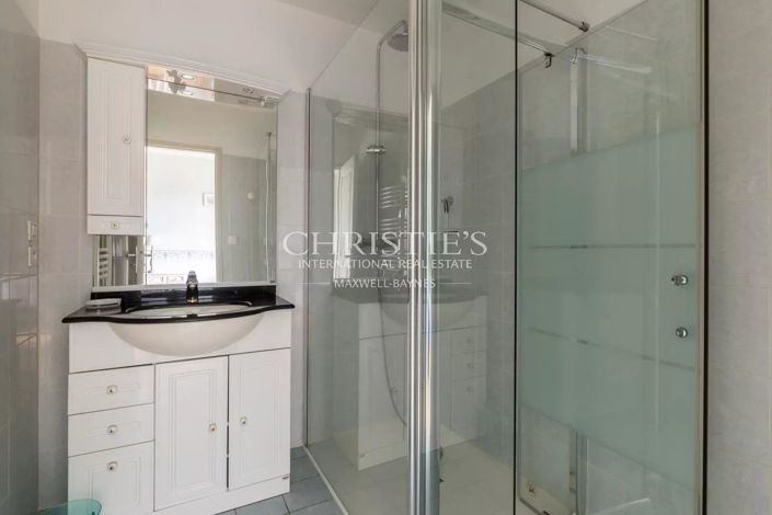 Image No.24-6 Bed House for sale