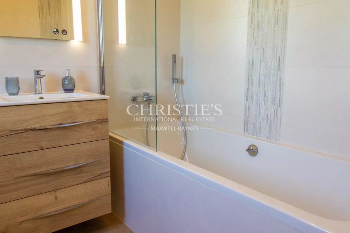 Image No.14-3 Bed House for sale