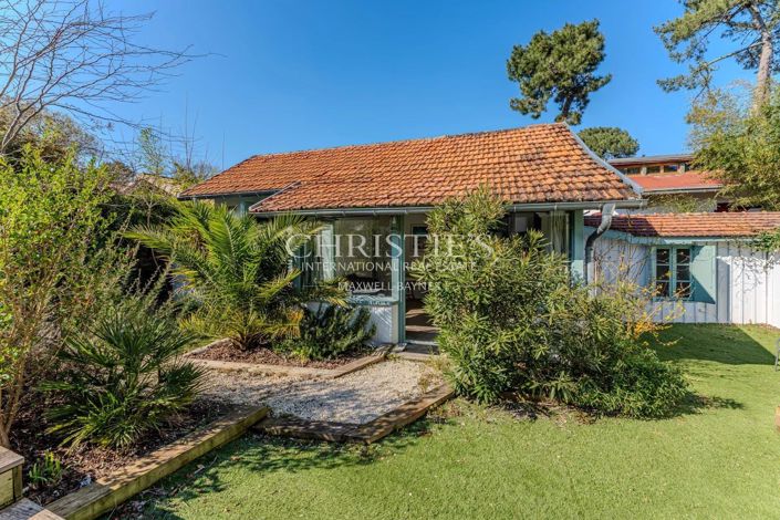 Image No.8-6 Bed House for sale