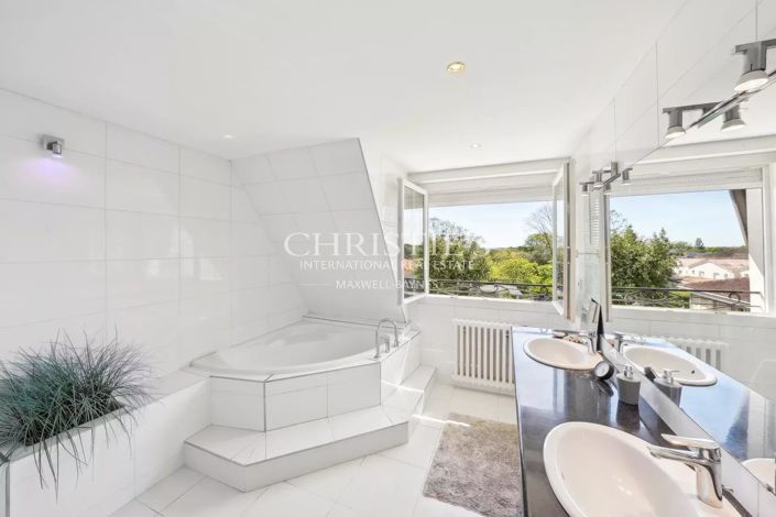 Image No.11-5 Bed House for sale