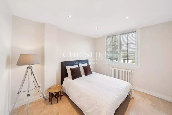 Image No.8-5 Bed House for sale