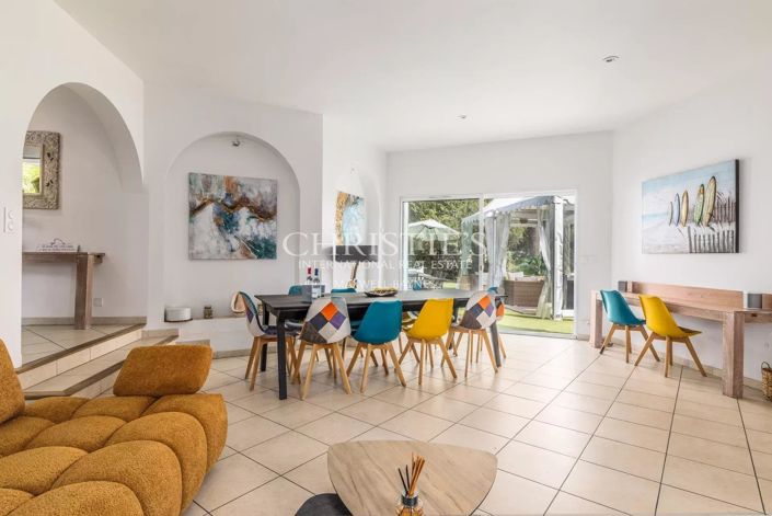 Image No.3-8 Bed House for sale