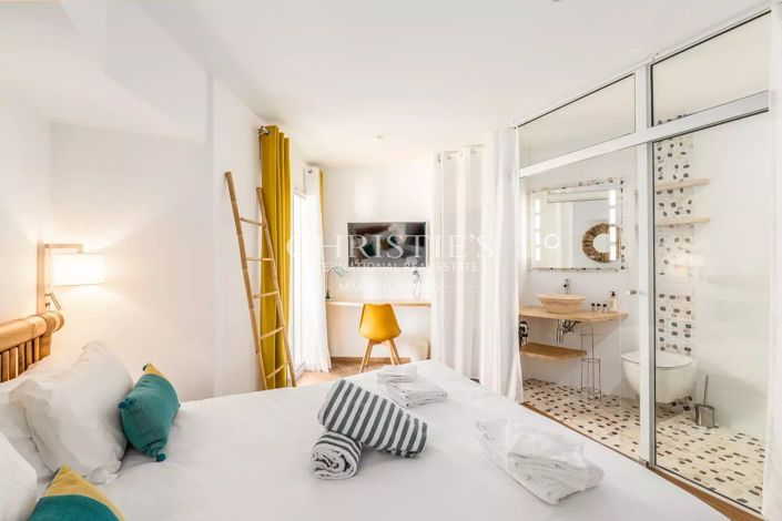 Image No.6-8 Bed House for sale