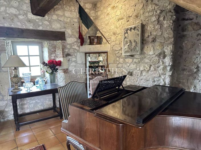 Image No.17-5 Bed House for sale