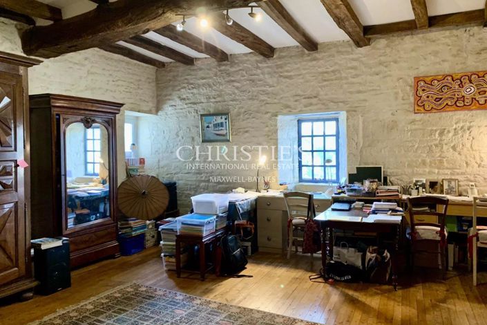 Image No.20-7 Bed House for sale