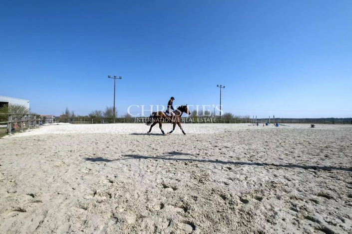 Image No.17-6 Bed House for sale