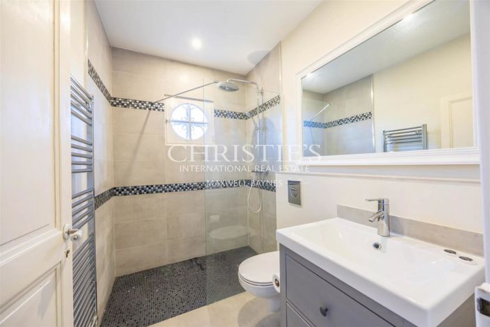 Image No.20-7 Bed House for sale