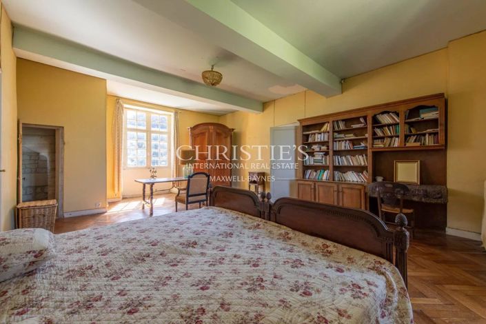 Image No.18-10 Bed House for sale