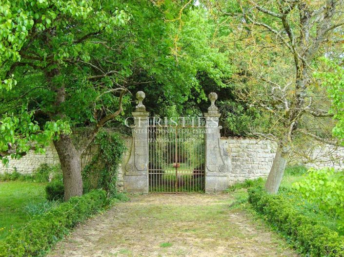 Image No.8-10 Bed House for sale