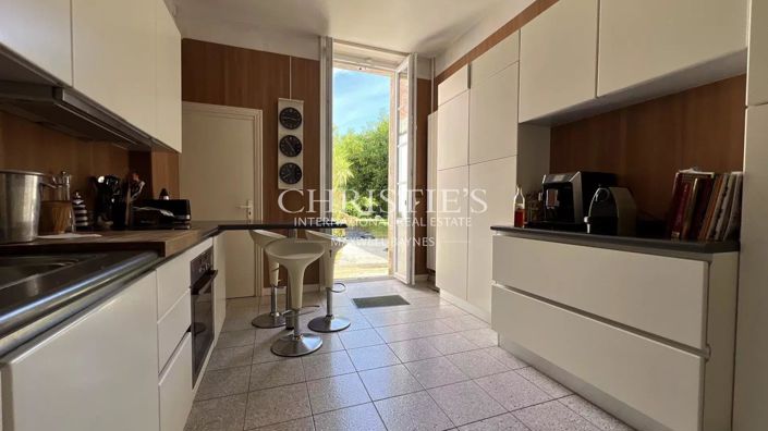 Image No.8-6 Bed House for sale