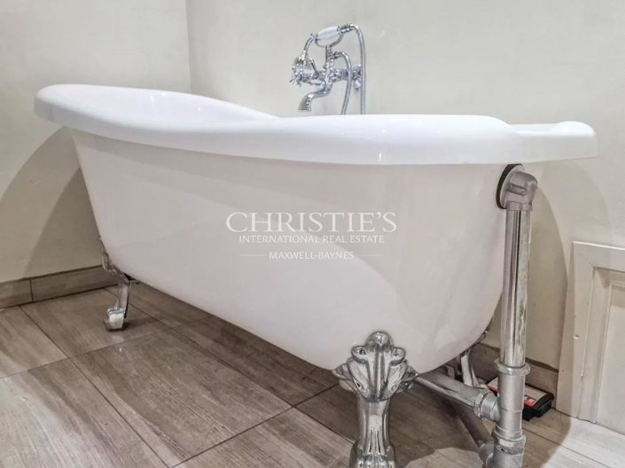 Image No.18-6 Bed House for sale