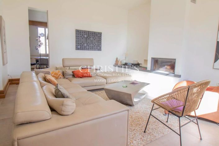 Image No.7-5 Bed House for sale