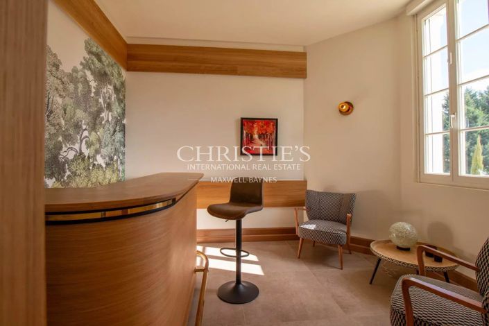 Image No.8-5 Bed House for sale