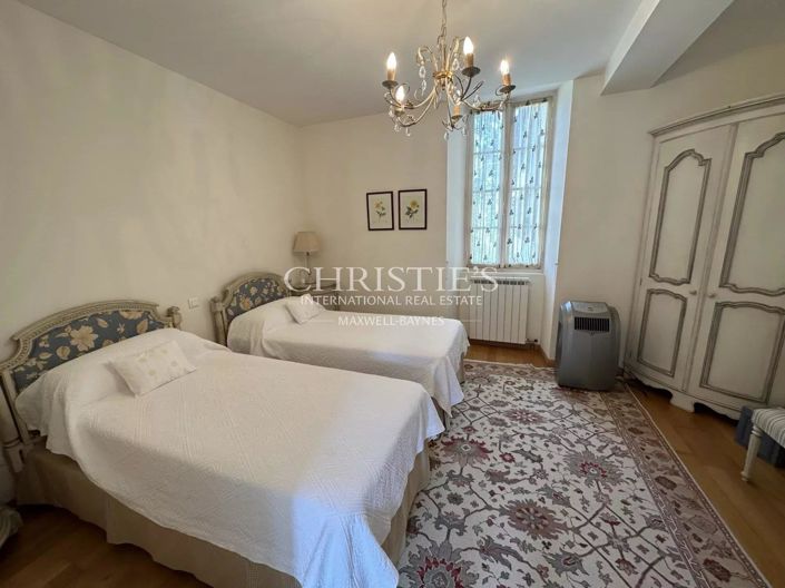 Image No.25-10 Bed House for sale