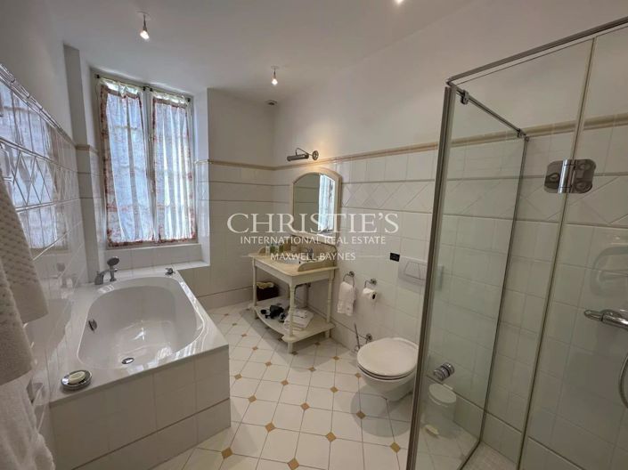 Image No.28-10 Bed House for sale