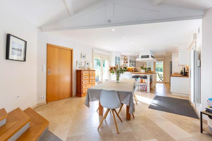 Image No.7-9 Bed House for sale