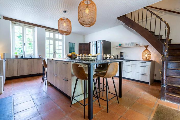 Image No.8-6 Bed House for sale