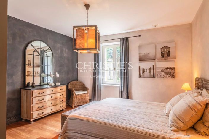 Image No.24-7 Bed House for sale