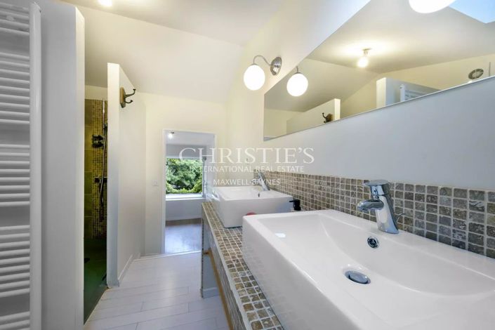 Image No.24-6 Bed House for sale