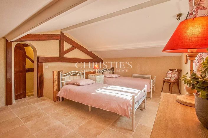 Image No.17-5 Bed House for sale