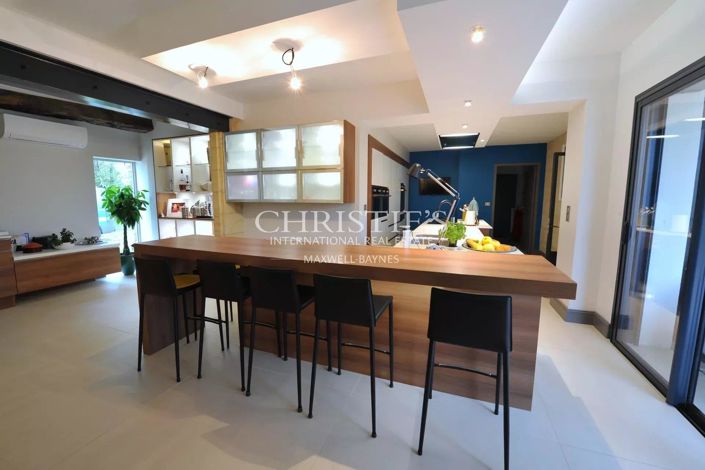 Image No.2-4 Bed House for sale