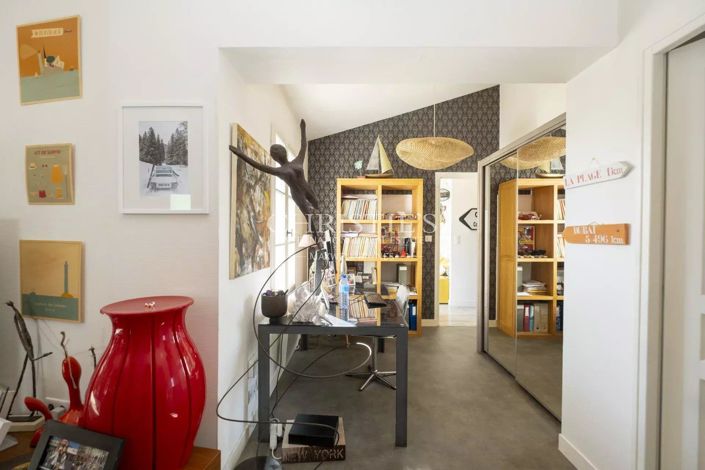 Image No.9-5 Bed House for sale