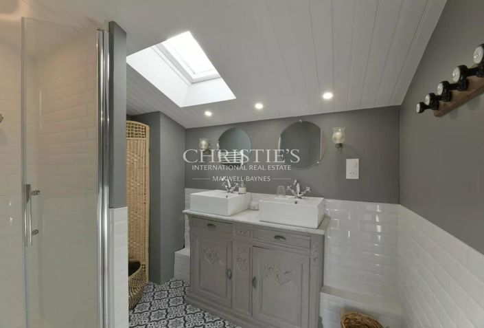 Image No.18-5 Bed House for sale