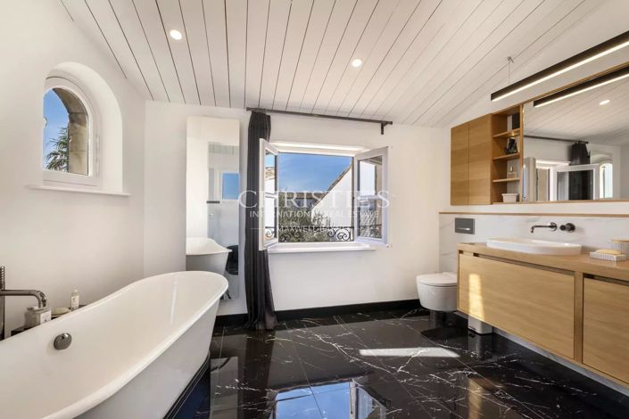 Image No.30-8 Bed House for sale