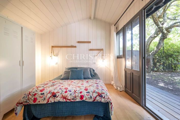 Image No.8-5 Bed House for sale