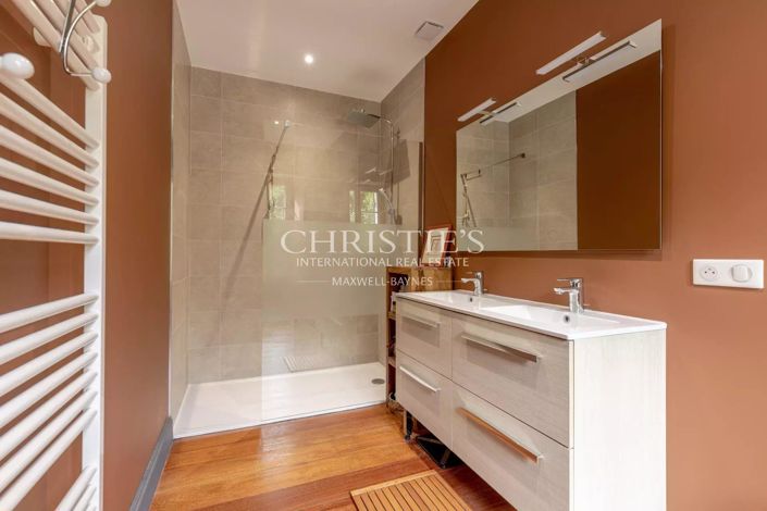 Image No.19-6 Bed House for sale