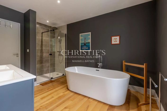 Image No.21-6 Bed House for sale