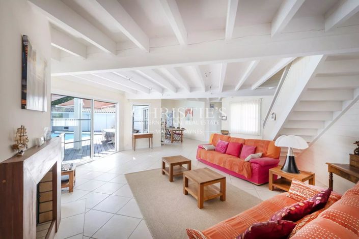 Image No.2-6 Bed House for sale