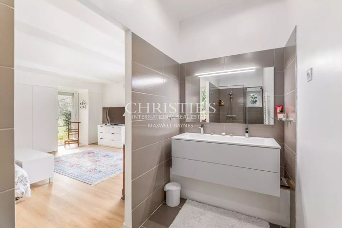 Image No.24-5 Bed House for sale