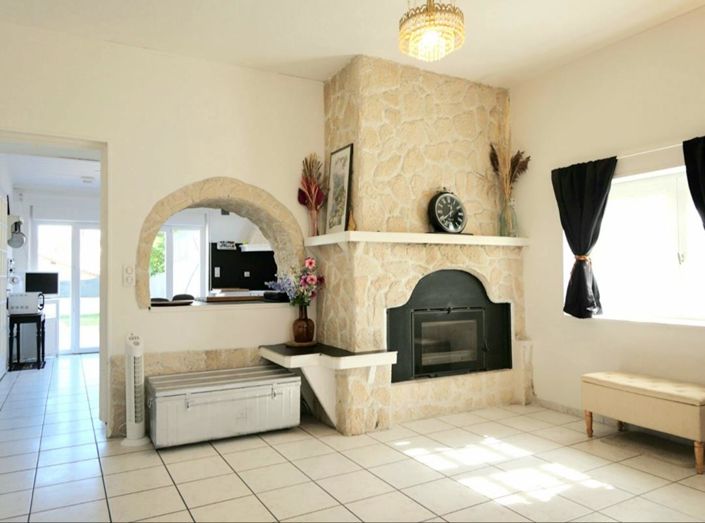 Image No.8-6 Bed House for sale