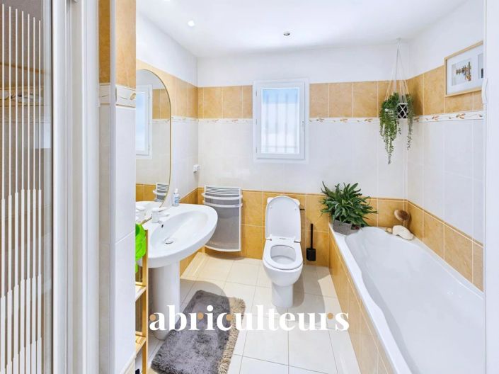 Image No.10-8 Bed House for sale