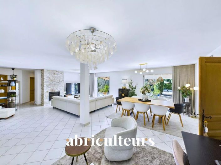 Image No.4-8 Bed House for sale