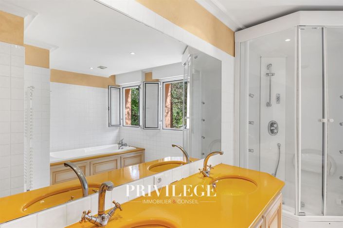 Image No.18-10 Bed House for sale