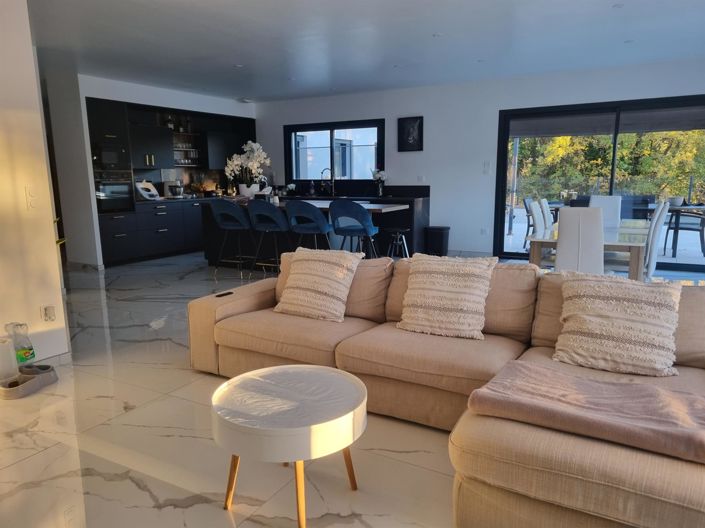 Image No.2-4 Bed House for sale