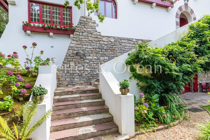 Image No.6-8 Bed House for sale