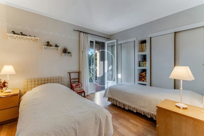 Image No.6-6 Bed House for sale